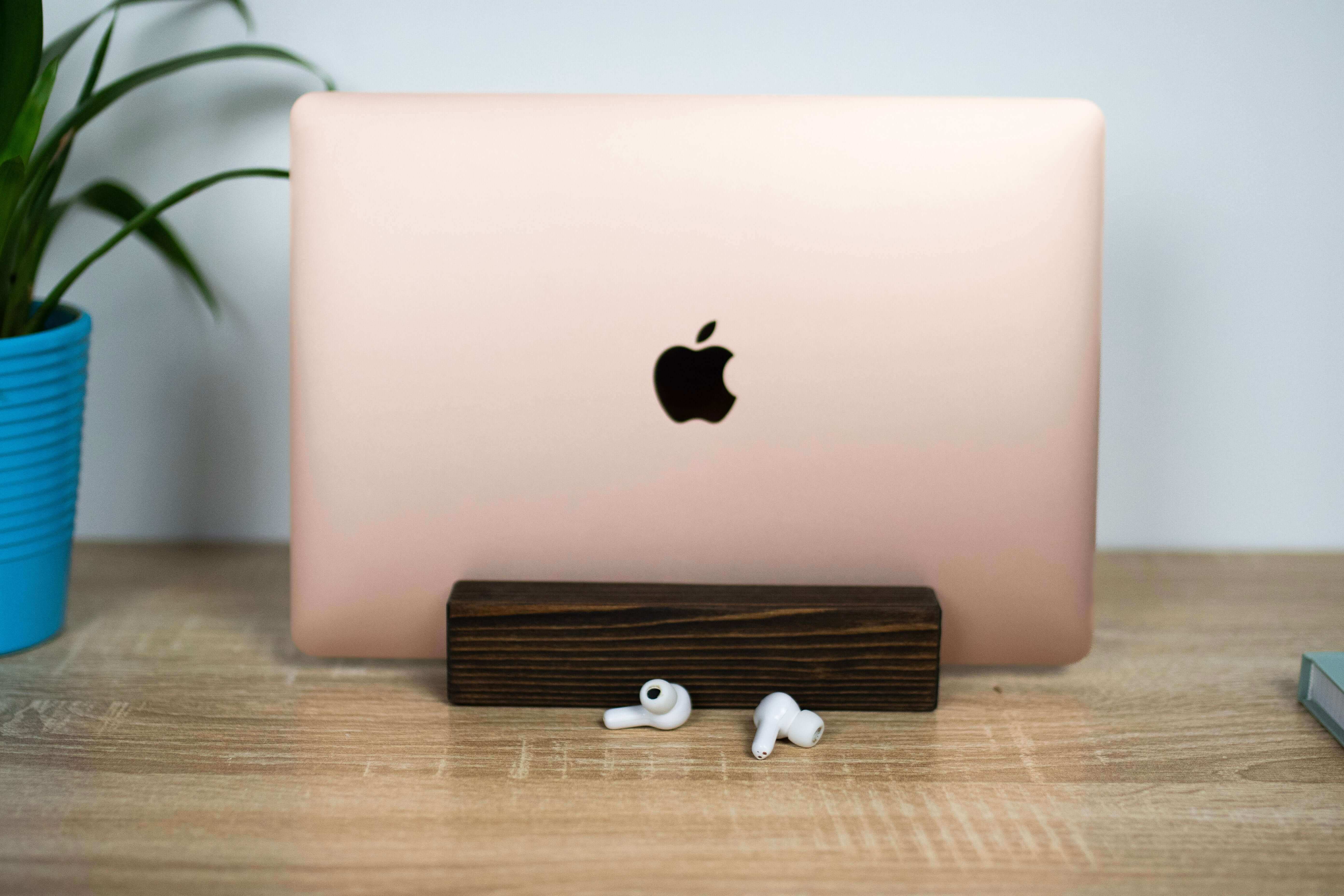 VERTICAL RUSTIC MACBOOK STAND - Chopzwood