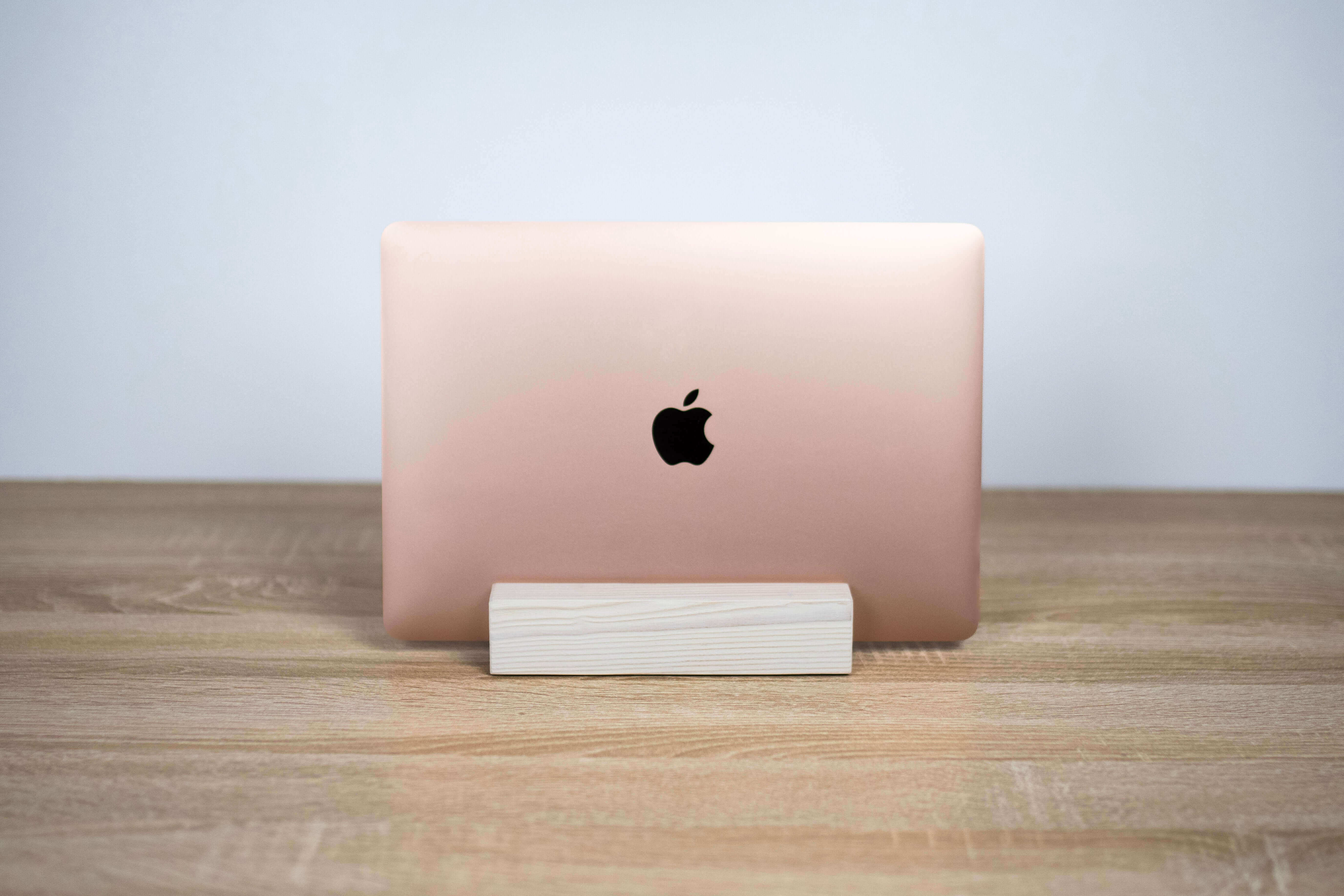 VERTICAL RUSTIC MACBOOK STAND - Chopzwood