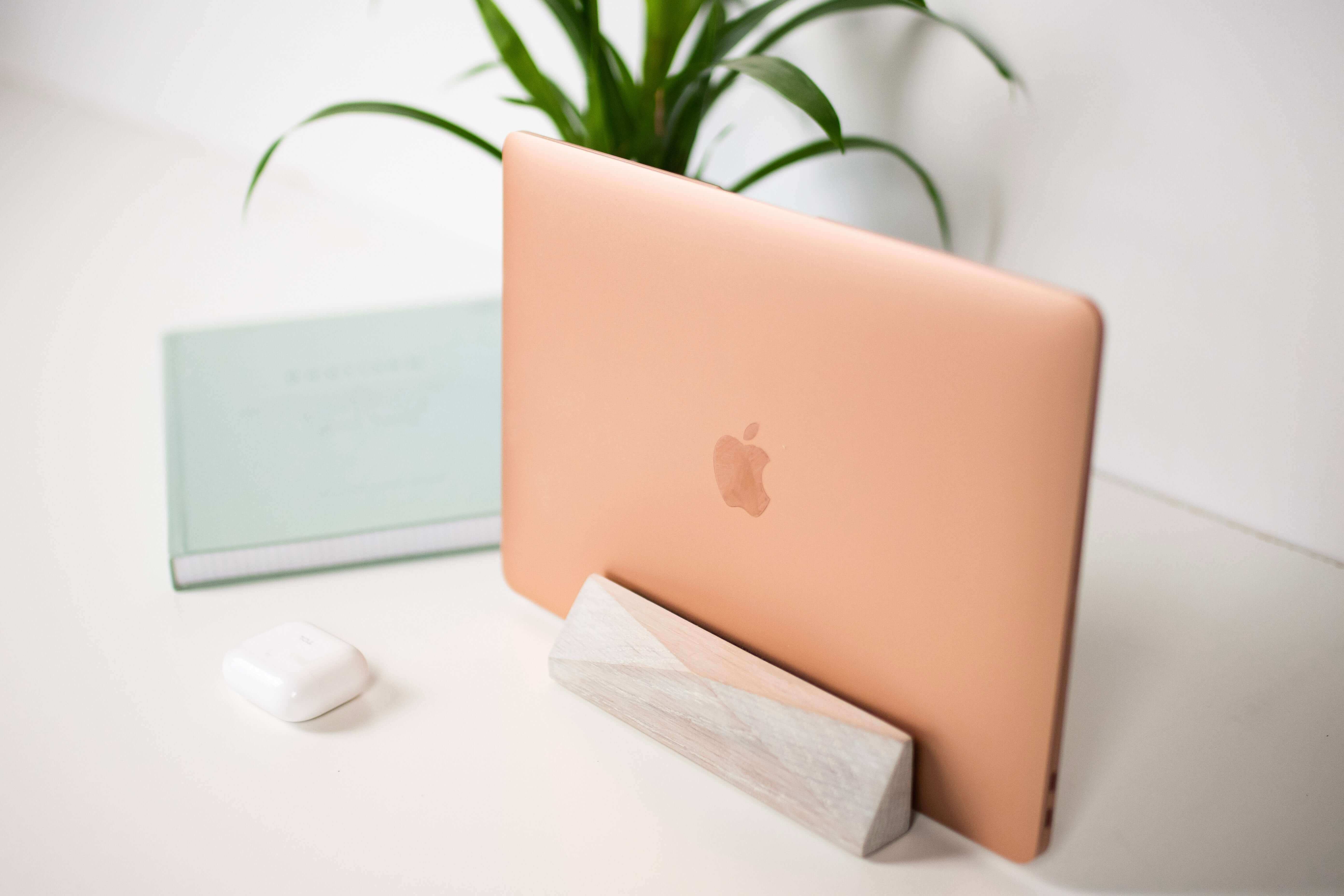 VERTICAL MINIMALISTIC MACBOOK STAND - Chopzwood