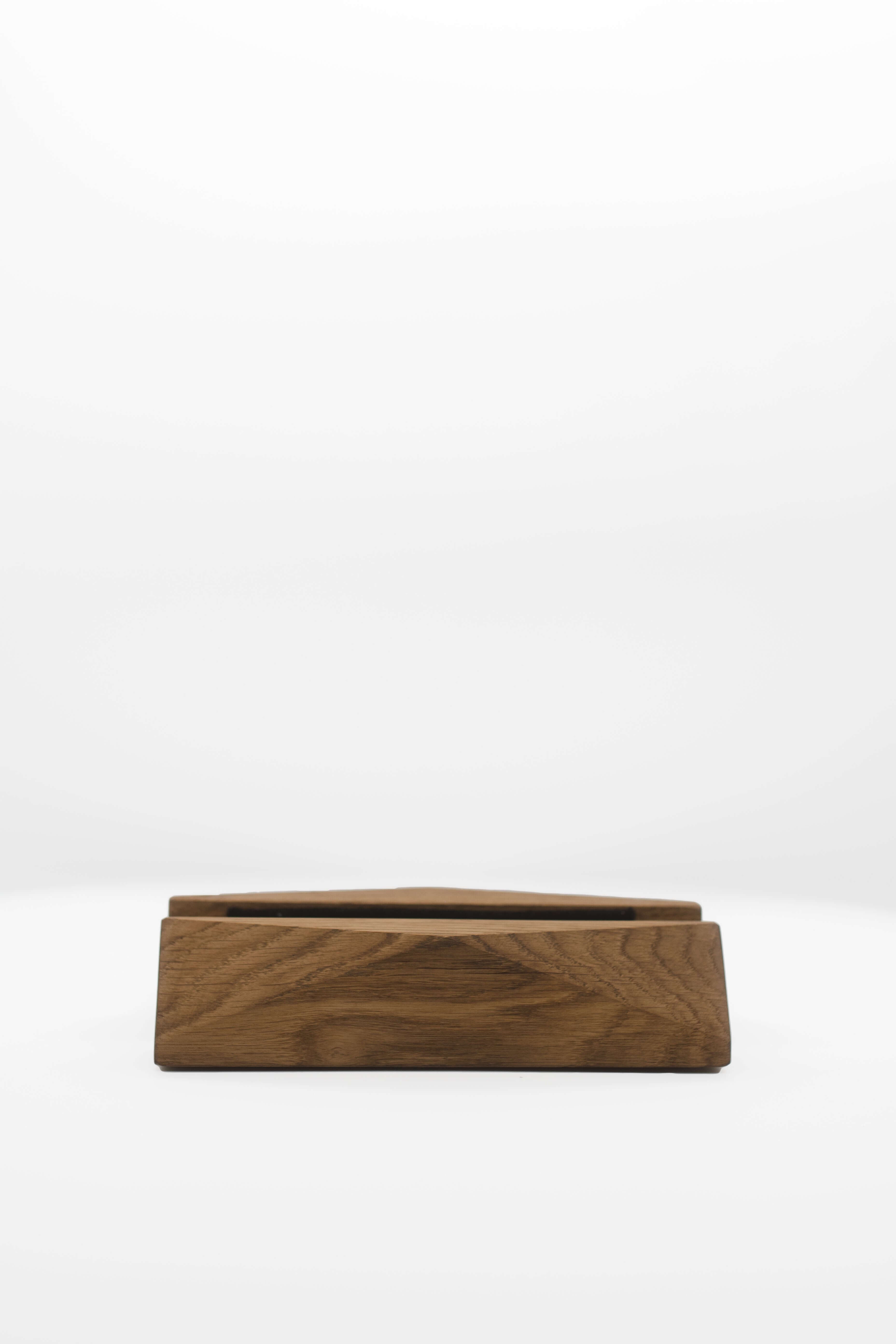 VERTICAL MINIMALISTIC MACBOOK STAND - Chopzwood