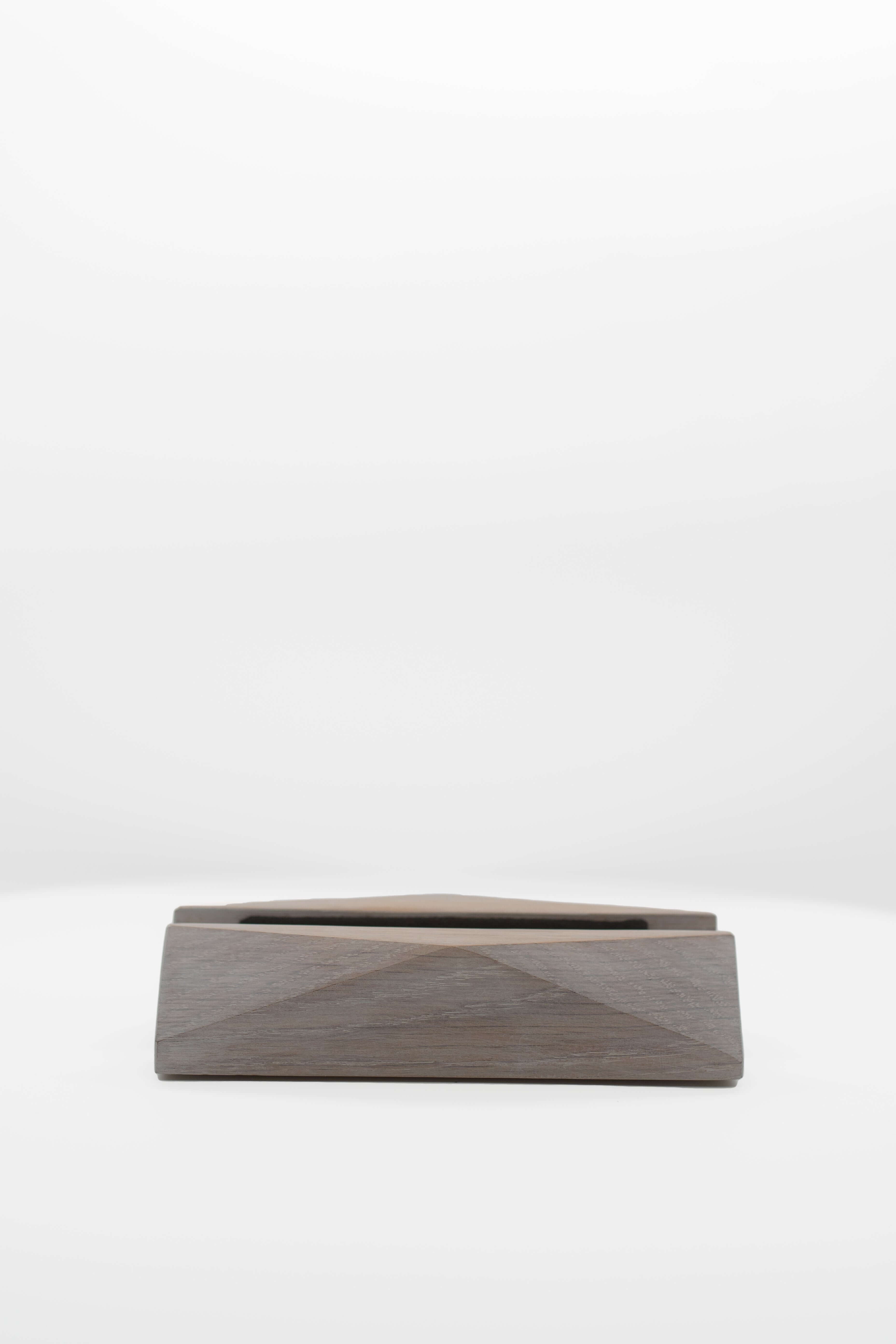 VERTICAL MINIMALISTIC MACBOOK STAND - Chopzwood