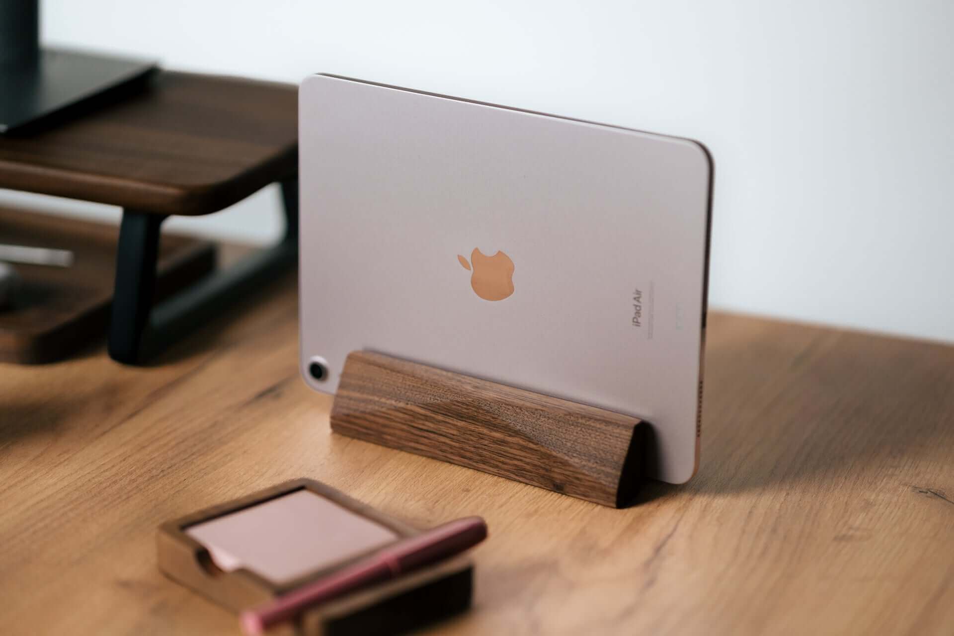 VERTICAL MINIMALISTIC MACBOOK STAND - Chopzwood